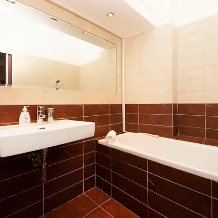 Classy Old Town Dostojevskeho Rad Apartamento *